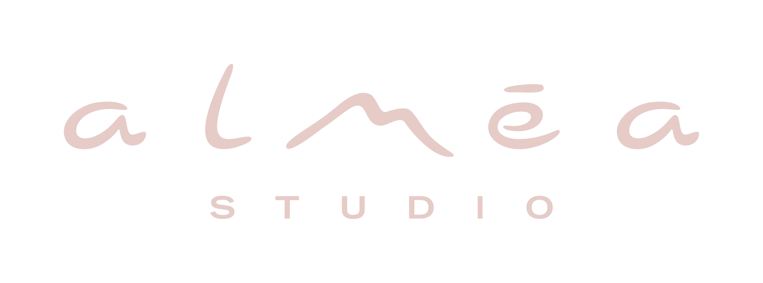 Logo Almēa Studio en lettres rose poudré, version douce de la signature du studio pilates Aix-en-Provence